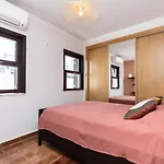 Vakantiehuis New!! Cherry House - Traditional Townhouse In The Heart Of