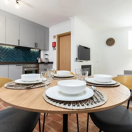 New!! Cherry House - Traditional Townhouse In The Heart Of