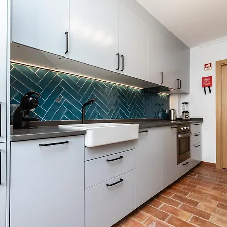 Vakantiehuis New!! Cherry House - Traditional Townhouse In The Heart Of