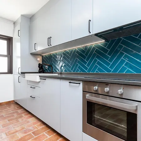 Vakantiehuis New!! Cherry House - Traditional Townhouse In The Heart Of