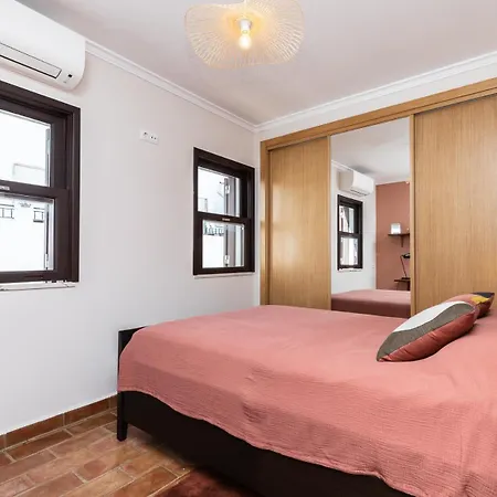 Vakantiehuis New!! Cherry House - Traditional Townhouse In The Heart Of