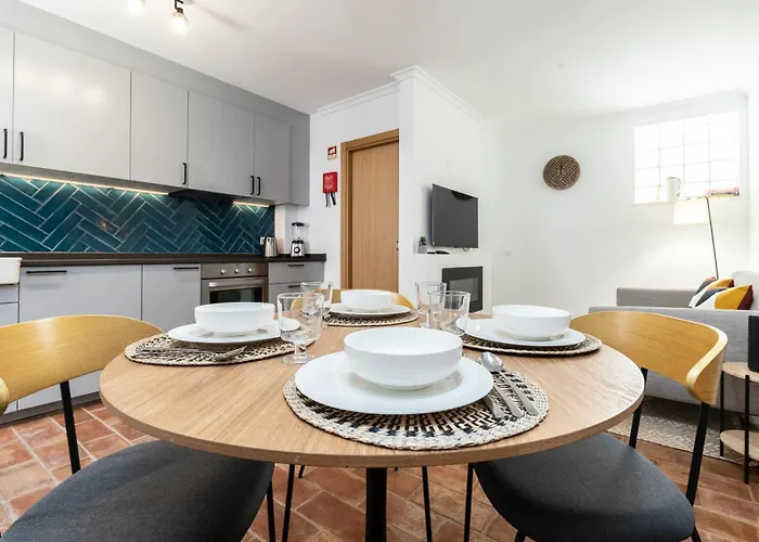 New!! Cherry House - Traditional Townhouse In The Heart Of