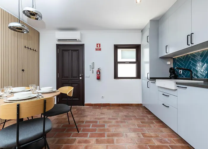 펜션 New!! Cherry House - Traditional Townhouse In The Heart Of 타비라